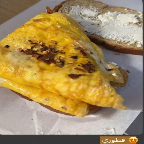 أومليت بالبهارات الحارة وخبز محمص بالكريمة